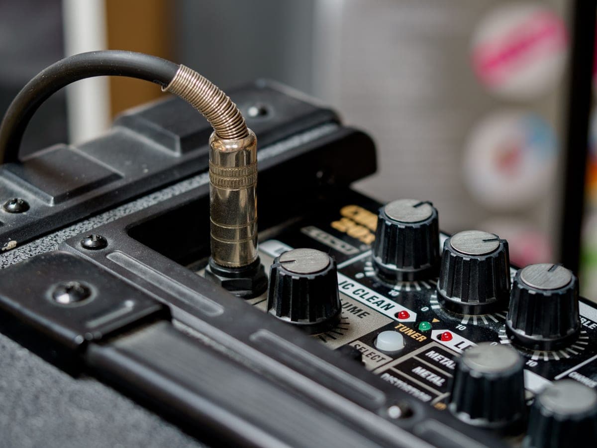 A load box and attenuator unit connected to an amplifier